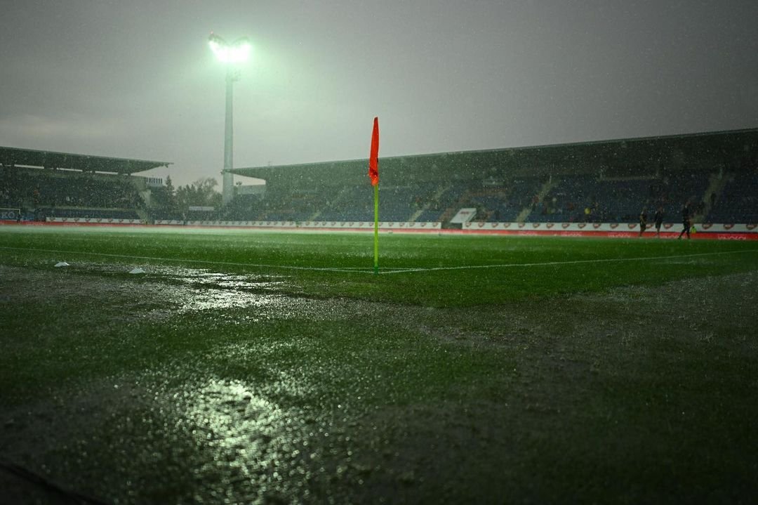 Nástup k rozcvičce se kvůli intenzivnímu dešti odkládá. V 18:50 by se mělo rozhodnout, jaký bude osud dnešního utkání. #acsparta